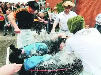 Z&uuml;nftige Taufe: Beim Gautschen wurden am Freitag 65 neue Drucker-Gesellen untergetaucht.