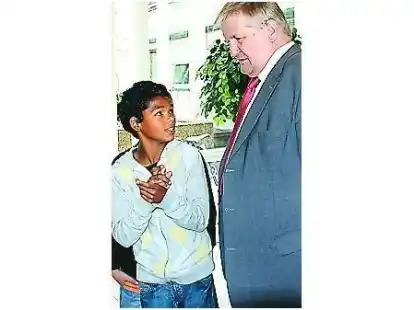 <p>Landwirtschaftsminister Hans-Heinrich Ehlen (kleines Bild, oben) informiert sich am Stand der Huntesch&uuml;ler. Bild links: Edith Jan&szlig;en vom RUZ Hos&uuml;ne und die Sechstkl&auml;ssler stellen in Hannover die Ergebnisse des Projekts &bdquo;Waldschule&ldquo; vor.</p>
