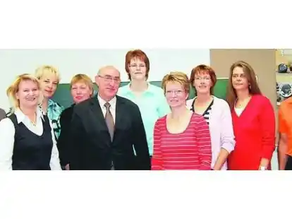 Sch&uuml;ler der Klasse 9 F des Abschlussjahrgangs 1982 kamen am letzten Schultag ihres damaligen Klassenlehrers Hans van Zwoll (Mitte) noch einmal zusammen.