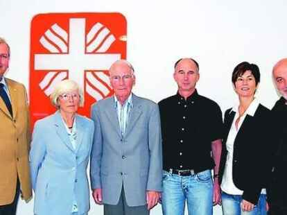 Mechtild und G&uuml;nter Welker (2. und 3. von links) unterst&uuml;tzen das Vorhaben der Caritas-Beratungsstelle f&uuml;r Elter, Kinder und Jugendliche.