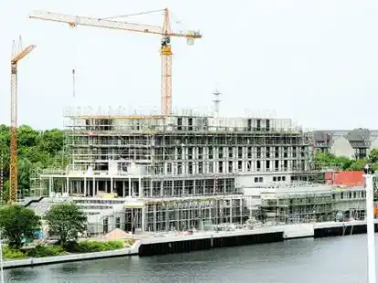 Von weitem ist die Dimension des k&uuml;nftigen Columbia-Hotels zu sehen (gro&szlig;es Bild). Gestern wurde Richtfest gefeiert, es freuten sich (kleines Bild, v.l.) Dietrich Dassler, John H. Niemann, Eberhard Menzel und Heinrich Sch&ouml;ller.