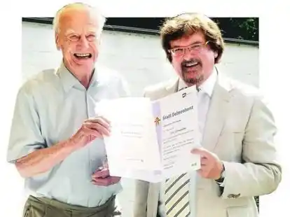 Gratulation zum 101. Geburtstag: Ratsherr Axel Unger (rechts) &uuml;berbrachte Rudolf Boehm die Gl&uuml;ckw&uuml;nsche der Stadt.