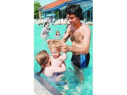 Carlo Gagliardi genie&szlig;t die Zeit im St&ouml;rtebekerbad mit seinen Kinder Gabriel und Giulia.