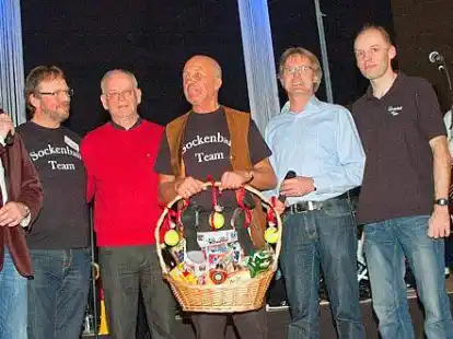 Dank f&uuml;r gro&szlig;en Einsatz: ( von links): Moderator Bj&ouml;rn Gehrmann, Wilfried Wilken, Paul Vogel, Heiko Th&ouml;le, Eibe Ruth (Leiter der Grundschule Ofenerdiek) und Ingo Otto (Vorsitzender des F&ouml;rdervereins der Grundschule Ofenerdiek).