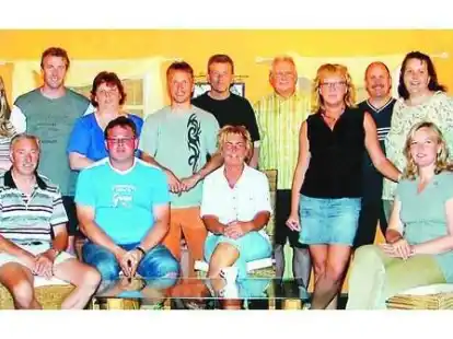 Das Ensemble der Theatergruppe Wiefels freut sich auf die Premiere des Schwanks &bdquo;Gespenster aus dem Jenseits&ldquo; von Anja Willms-Janssen.