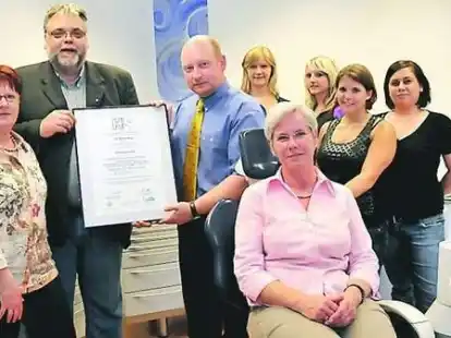 Zertifiziert: (v.l.) Karin Br&uuml;ggemann, Auditor Norbert Ulrich (beide von H+S), Ulf Syberberg, die Fachangestellten Janin Reinekehr, Sina Springer, Franziska Weigert, Sandra Bahlke und B&uuml;rgermeisterin Anke Spille (sitzend)