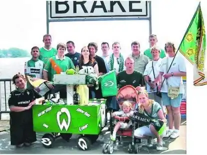 Pause an der Kaje: Mitglieder des Fanclubs Werder Gorks mit ihrem neuen Bollerwagen.