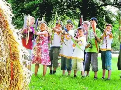 Feuer frei f&uuml;r die Habbr&uuml;gger Grundsch&uuml;ler: Im Rahmen der Projektwoche erlernten die 38 M&auml;dchen und Jungen auch den Pfeil- und Bogenbau. Am Freitag durften sie diese dann endlich ausprobieren.