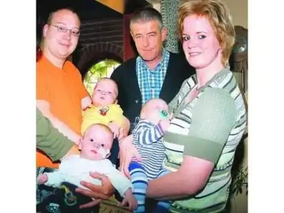 Marc und Sonja Gollenstede stellen ihre drei S&ouml;hne Theo (hinten, links), Max und Leon dem Jader B&uuml;rgermeister Henning Kaars (im Hintergrund) vor.