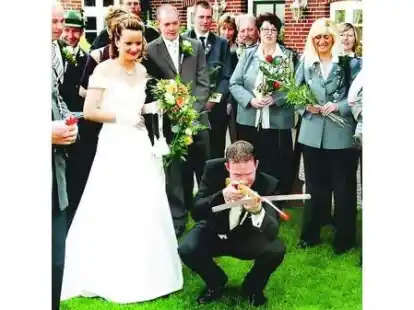 Auch mit au&szlig;ergew&ouml;hnlichen &bdquo;Waffen&ldquo; musste Peter Abel seine Sch&uuml;tzenbr&uuml;der und -schwestern &uuml;berzeugen. Seine Braut Stephanie zeigte sich indes gut informiert.