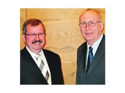 Verabschiedete Friedemann Sch&ouml;tten (rechts) aus dem Dienst: Staatssekret&auml;r Peter Uhlig