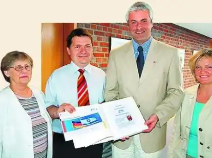 Der erste Eintrag von B&uuml;rgermeister Dr. Kian Shahidi (2.v.r.): Marianne Schefft, Darius Lewandowski und Lucy Lewandowski (v.l.) freuten sich &uuml;ber die Unterst&uuml;tzung aus dem Rathaus.