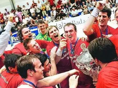 Die Spieler der HSG Nordhorn bejubeln den ersten Gewinn eines Europapokals f&uuml;r ihren Verein. Am Sonntag hatte der Bundesligist in Kopenhagen den 31:27-Sieg aus dem Hinspiel erfolgreich verteidigt.