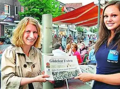 Aktuell: NWZ-Service-Mitarbeiterin Lea Leiter verteilt das Gildefest-Extrablatt in der Innenstadt.