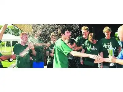 &bdquo;Die Fracktion&ldquo; jubelt: Die Spieler (und Gastgeber) nahmen am Sonnabend den dritten Gildecup aus den H&auml;nden von Sven Debicki (blaues Trikot, rechts) entgegen.