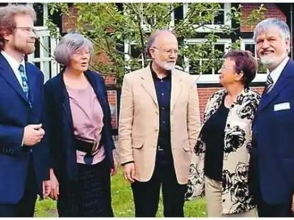 Lutherstifts-Gesch&auml;ftsf&uuml;hrer Thomas Roth (v.l.), Adda und Kurt Dantzer sowie Ingeborg Willemsen begr&uuml;&szlig;ten den neuen Konventspastor Folker Thamm.