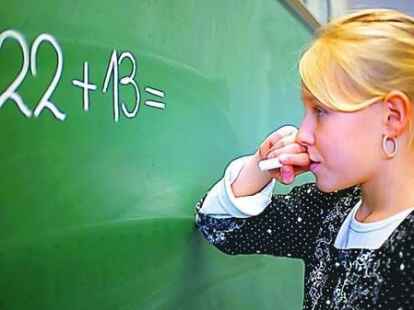 Vorrechnen an der Tafel: F&uuml;r viele Kinder, die an einer Dyskalkulie leiden, wird diese an sich ganz normale Aufgabe zu einer un&uuml;berwindbaren H&uuml;rde.