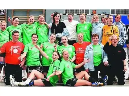 Fr&ouml;hliche und erfolgreiche Frauen: Die Handballerinnen der HSG Hude/Falkenburg werden am Sonnabendnachmittag f&uuml;r die Meisterschaft in der Oberliga geehrt.
