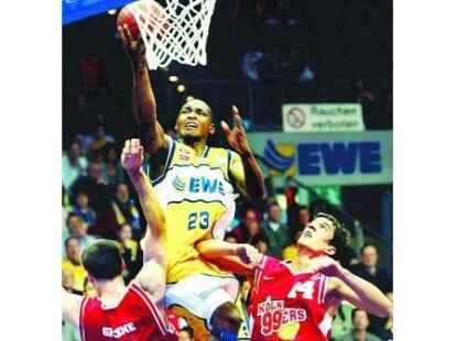 Bester Oldenburger Werfer war Rickey Paulding (Mitte). Der US-Amerikaner war auch von den K&ouml;lnern Brian Greene (links) und Marko Keselj nicht zu bremsen.