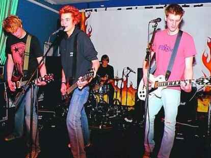 Die Band &bdquo;N.I.P.&ldquo; aus Lindern sorgte am Freitagabend vor 200 Besuchern f&uuml;r gute Stimmung in der Roten Schule.