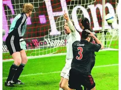 W&auml;hrend Bayern-Verteidiger Lucio (3) sein Pech kaum fassen konnte, sahen Oliver Kahn (li.) und Martin Demicheles dem Ball nach. Pavel Pogrebnyak freute sich &uuml;ber das 1:1.