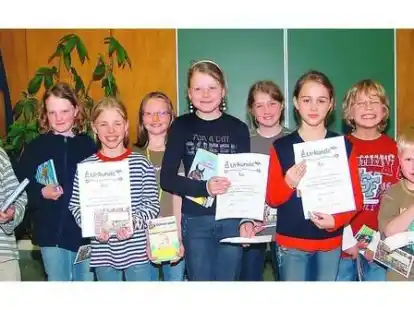 Strahlende Schulsiegerin: Lara Kr&uuml;ger (5. v.l.), gefolgt von Marieke (3. v.l.), und Christine (7. v.l.)