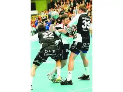 Kein Durchkommen: Die Kieler Karabatic (links) und Jicha blocken WHV-Angreifer Christian K&ouml;hrmann ab.