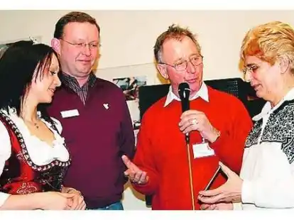 B&auml;rbel Schwieger (r.) &uuml;berreichte der Zwieseler Glask&ouml;nigin Kristina Harant den beim Zwiesel-Besuch im August gedrehten Film. Mit dabei B&uuml;rgermeister Roland Schiefke und Ewald Neppl vom Freundeskreis Brake.