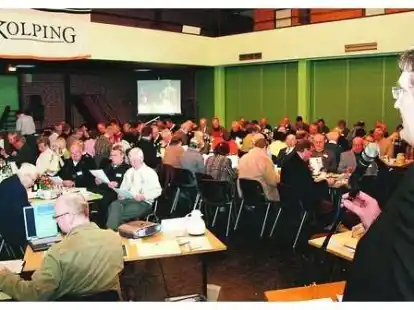 Vor rund 120 Delegierten des Kolpingwerks Land Oldenburg legte Vorsitzender Wolfgang Vorwerk (im Vordergrund) in Bar&szlig;el Rechenschaft &uuml;ber seine Arbeit ab.
