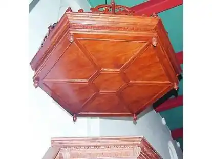 Der neue Schalldeckel in Wiefels ist klar gegliedert und passt sich im Holzton an den der Kanzel an.