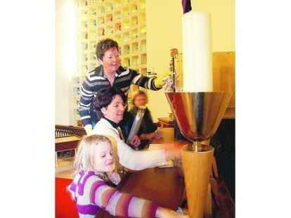 Fast zu schnell f&uuml;r die Kamera: Die flinken H&auml;nde von Karina (8), Elisabeth Frerichs (Mitte) und Doris Rehme wischen &uuml;ber den Altar.