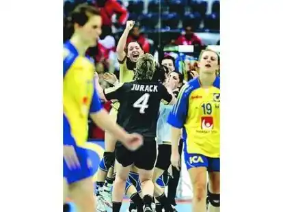 Riesengro&szlig; war der Jubel bei den deutschen Handballerinnen nach dem Auftaktsieg gegen Schweden.