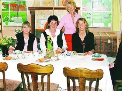Inge Dierks (2. v. links) und ihr Team, bestehend aus  Brigitte Nappe, Erika Barner, Erika B&ouml;decker und Petra Mehlem, die sich auf die G&auml;ste freuen.