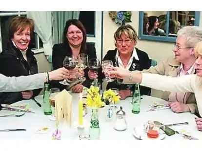 Stie&szlig;en auf das Gelingen der Kost&uuml;mb&ouml;rse an:  (von links) Claudia Thomann, Birgit Oetken, Gaby Schneider-Schelling, Renate Sommer, Brigitte Ewald und Marita  Kuhrke