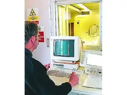 Marum-Mitarbeiter Dr. Friedrich Abegg schaut, wie Meeresboden im Computer-Tomographen ger&ouml;ntgt wird.