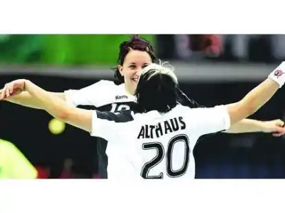 Nun fliegen sie wieder: Die deutschen Handballerinnen Maren Baumbach und Anja Althaus jubeln nach der erfolgreichen Peking-Qualifikation in Leipzig. Die DHB-Auswahl hatte sich zuletzt 1996 f&uuml;r die Olympischen Spiele qualifiziert.