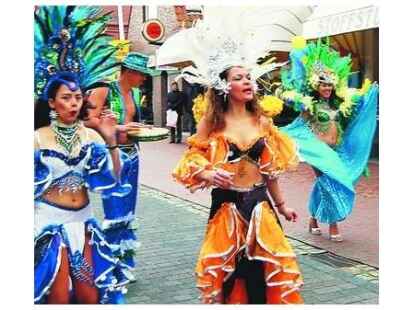Leicht bekleidet trotz Schnee und K&auml;lte: Die Sambagruppe &bdquo;Rio de Brasil&ldquo; zeigte sich unbeeindruckt von den &auml;u&szlig;eren Bedingungen ihres Auftritts.