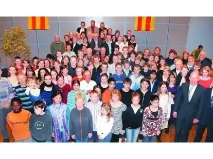 So sehen Sieger aus: Vertreter der Stadt mit den ausgezeichneten Sportlerinnen und Sportlern.