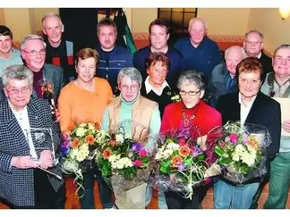 Karl-Hermann Knobloch (hinten rechts) und Hergen Osterloh (hinten links) haben w&auml;hrend der Mitgliederversammlung des TuS B&uuml;ppel eine ganze Reihe verdienter und langj&auml;hriger Mitglieder ausgezeichnet.