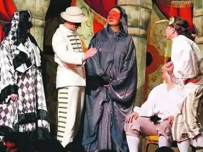 Bunte Kost&uuml;me, Masken und viele Verwirrspiele &ndash; die Auff&uuml;hrung im Forum bot alles, was eine sch&ouml;ne Operette braucht.