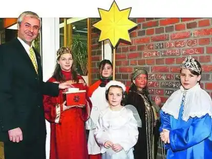 Sternsinger unterwegs in der Stadt: (Bild oben, v.l.) Dr. Kian Shahidi, Pia-Tab&eacute;a Rolli&eacute;, Hannah Gutsche, Vivien Rolli&eacute;, Isabelle Warnecke und Theresa Huntemann sowie (Bild rechts, v.l.) Hanna Arkenberg, -Mitarbeiterin Sabine Ueck, Fenja Schlegel und Isabell Fiorito
