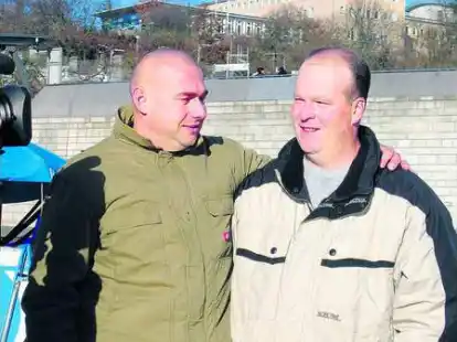 Treffen in Hamburg vor laufender Kamera: Der Wilhelmshavener Stammzellenspender Olaf Gierszewski (links) und der New Yorker John Walcott (rechts) begegnen sich zum ersten Mal.