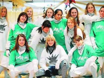 Die Hip-Hop-Gruppe des Studios der Selbstverteidigung aus B&uuml;ppel tritt in der Neuen Stra&szlig;e auf.