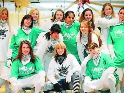 Die Hip-Hop-Gruppe des Studios der Selbstverteidigung aus B&uuml;ppel tritt in der Neuen Stra&szlig;e auf.