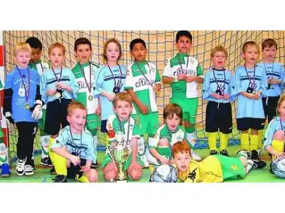 Sieger und Besiegte: Im Finale um den Sande-Cup setzten sich die Spieler von Werder Bremen (gr&uuml;n-wei&szlig;e Trikots) gegen Vorjahressieger Blau-Gelb Wllhelmshaven deutlich mit 3:0 durch.