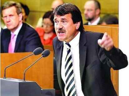 Wolfgang J&uuml;ttner (SPD) und Christian Wulff (CDU, im Hintergrund) treten zum TV-Duell an.