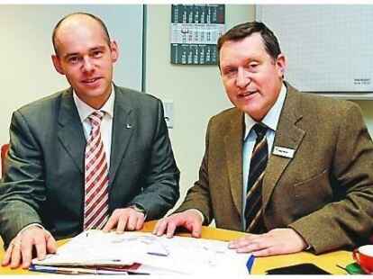 Peter Meyer (r.) stellte seinen neuen Kollegen Henning Karl (l.) vor.