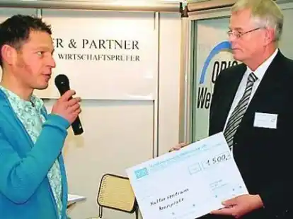 &Uuml;bergabe: Thomas Vossenberg (l.) bedankte sich bei Dieter Schnitger, der den Scheck &uuml;berreichte.