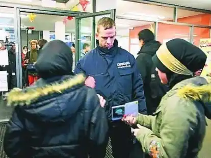 Ohne Schulausweis kein Durchlass: Eine Sicherheitsfirma kontrolliert jeden Jugendlichen vor dem Eingang.