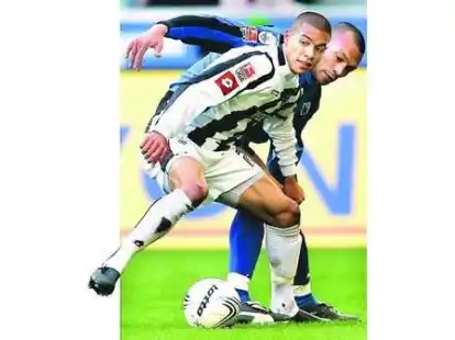 Gladbachs Marcel Ndjeng (vorne) behauptet gegen Paderborns Emil Noll den Ball.